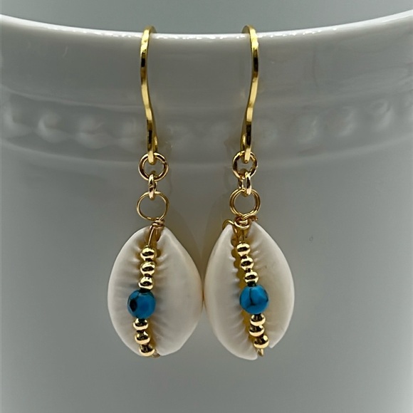 2352- Handmade Shell Dangle Earrings NWT - Picture 1 of 5